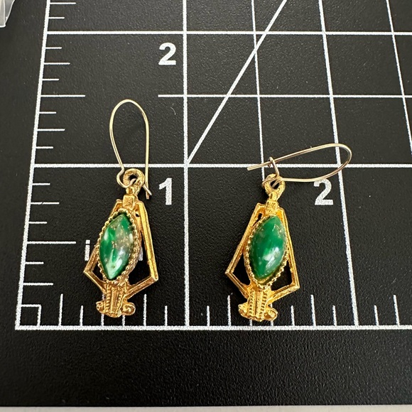 Gold tone Egyptian look earrings with green stone - Picture 3 of 5